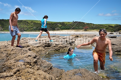 Family Snap 1: Day trip to the rockpools at Tawharanui Beach