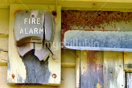 An old disused fire alarm