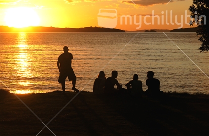 Five friends enjoying a sunset (see also #100093_3066)