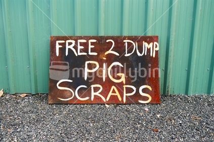 Free 2 dump pig scraps sign