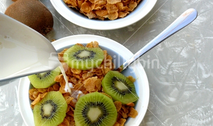 A bowl of cereal and kiwifruit