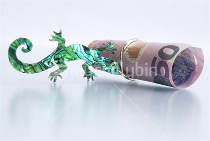 Paua shell gecko with New Zealand 50 dollar note