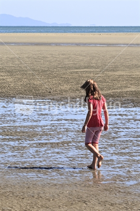 Girl on beach, Tahunanaui