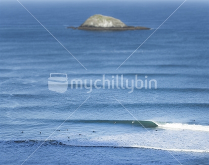 Perfect surf Muriwai Beach (focus surfers)