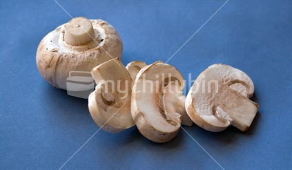 Button mushrooms, whole & sliced