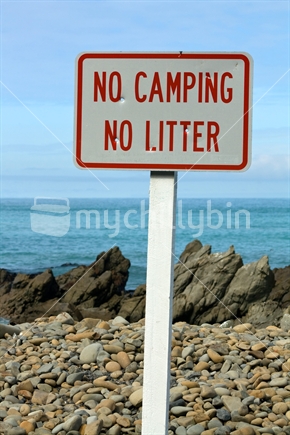 No Camping / No Litter sign