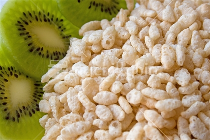 Popped rice cereal and kiwifruit