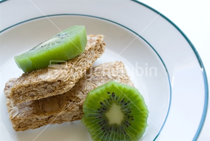 Wheat biscuits with sliced kiwifruit
