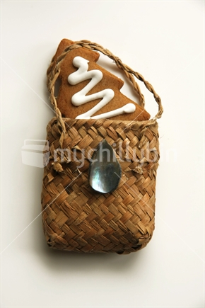 Gingerbread christmas tree in a kete
