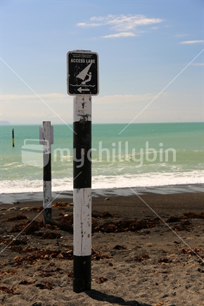 Access lane pole III, Ahuriri beach, North Island