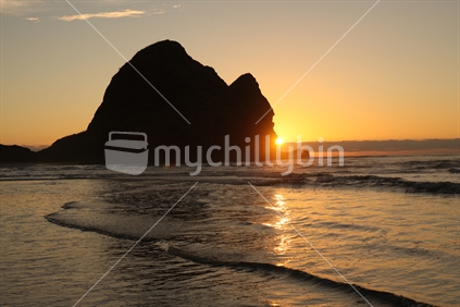 Camel Rock (Taitomo Island), Piha Beach