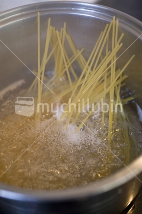 Cooking spaghetti