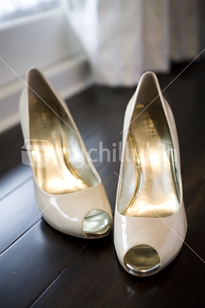 Patent leather cream shoes