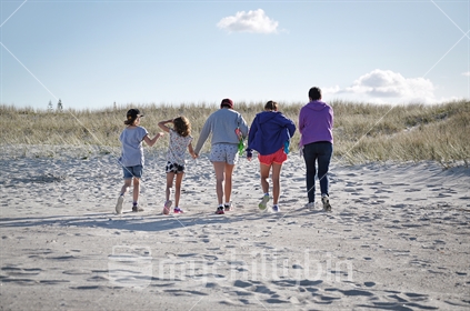 5 girls leave the beach