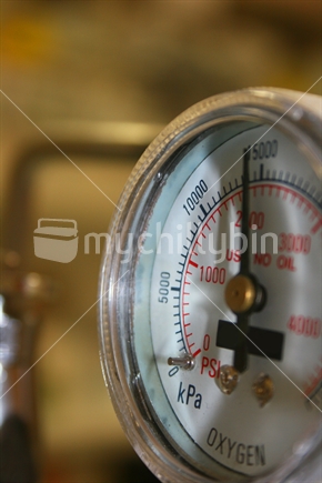 Oxygen cylinder gauge