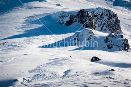 Snowboarder riding down a snow covered Manganui skifield, Mt Taranaki / Egmont, New Zealand.