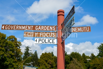 Rotorua tourist direction sign pointing to popular points of interest including government gardens and police.