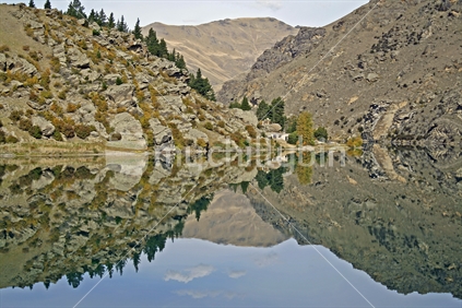 Beautiful mirrored reflections in Lake Dunstan, Central Otago.