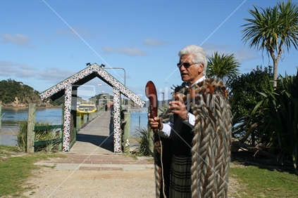 John Martin, a local Kaumatua giving history of Urupukapuka Island, to the public. Bay of Islands, New Zealand. 2011.