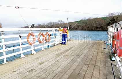 Crossing the Clutha River, on the Tuapeka Mouth Ferry.