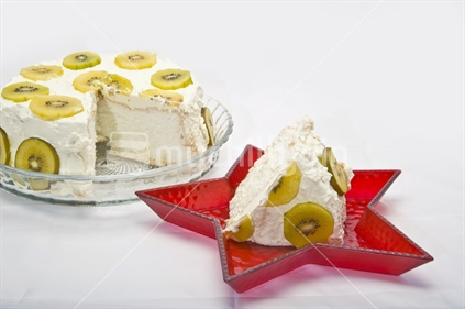 Image of pavlova featuring Golden kiwifruit, slice and red star plate