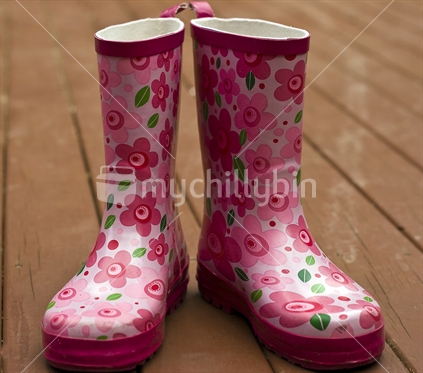 Girls pink gumboots