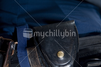 Handcuff pouch