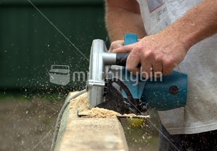Builder's skillsaw in action