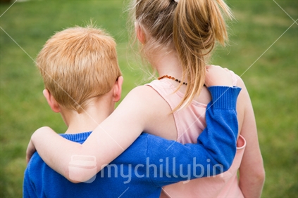 A young boy and girl with arms around each-other (see also 101674_959)