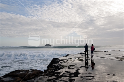 Watch the waves from fishermans rock, at Muriwai Beach, New Zealand