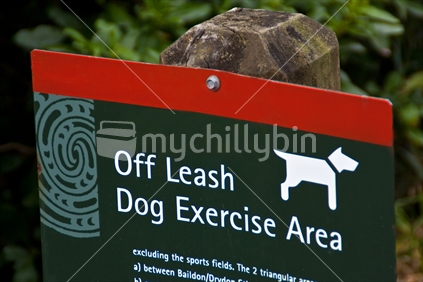 An off leash dog sign in the park
