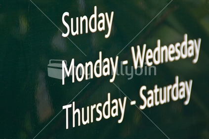 A green sign showing week days