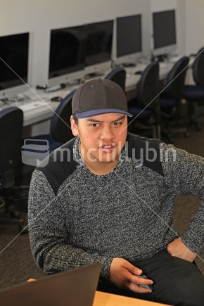 Maori male university student in learning lab