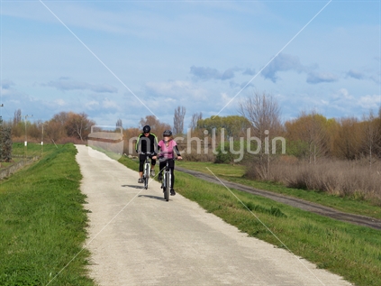 Woman and man cyclists on Hawke's Bay cycleway
