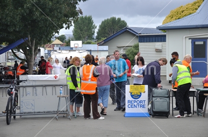 Those affected by the 6.4 earthquake in Christchurch, 22-2-2011, queue for Civil Defence help at a school