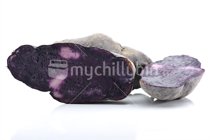 The Tutaekuri is a traditional Maori potato (taewa tutaekuri ) also known as Urenika. It’s distinctive purple skin and dark purple flesh and high amount of antioxidants makes this potato unique. However, the color and the relative small size hold people back from using this delicious potato. Traditionally used in a hangi.

