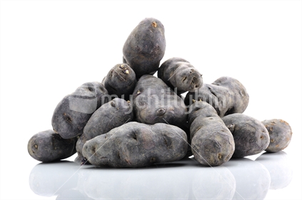 The Tutaekuri is a traditional Maori potato (taewa tutaekuri ) also known as Urenika. It’s distinctive purple skin and dark purple flesh and high amount of antioxidants makes this potato unique. However, the color and the relative small size hold people back from using this delicious potato. Traditionally used in a hangi.

