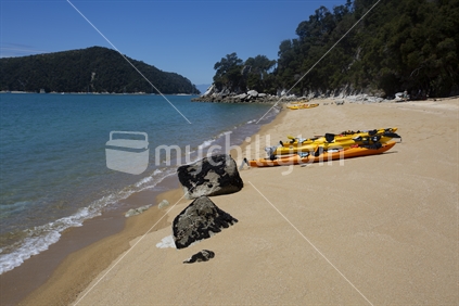 Kayaks on golden sands of Akersten Bay, Abel Tasman coastal track, Tasman Bay, Nelson
