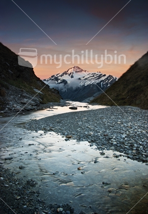 Mt Aspiring (3033 metres) is one of the most iconic peaks in New Zealand, likened to the Matterhorn.