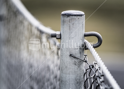 Steel wire fence with limited depth of field