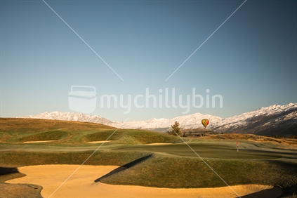 Balloon landing on golfcourse 